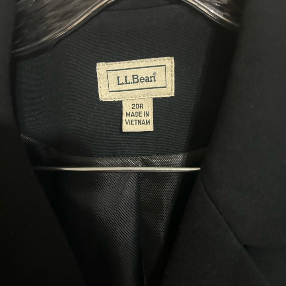 L.L. Bean women’s blazer with gold colored buttons size 20 - Picture 2 of 3